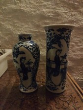 Zwei antike blau weiße