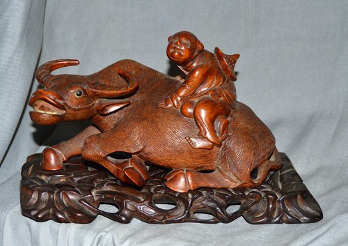 Figur wasserbüffel mit knabe - figur,